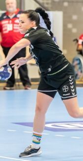 Aktywność Fizyczna Kluby sportowe, takie jak Viret CMC Zawiercie, promują zdrowy tryb życia, angażując zarówno młodsze, jak i starsze pokolenia w regularną aktywność fizyczną. Sport ten jest również doskonałym narzędziem do integracji społecznej, pomagając w przezwyciężaniu barier kulturowych i językowych. Wspólne cele i pasja do gry łączą ludzi, niezależnie od ich pochodzenia, co czyni piłkę ręczną wyjątkowym środkiem budowania silnych i zjednoczonych społeczności.